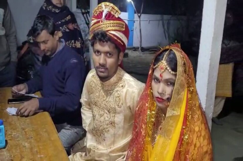 মালদার হরিশ্চন্দ্রপুর থানার কুমেদপুর ফাঁড়ির পুলিশের উদ্যোগে আউটপোস্ট প্রাঙ্গণে স্থানীয়দের সাক্ষী রেখে অনাথ যুবতীর সঙ্গে প্রেমিক যুবকের বিয়ে। নিজেরা হাজির থেকে বিয়ের তদারকি করতে দেখা গিয়েছে খাকি পোশাকের পুলিশ কর্মী ও অফিসারদের। 