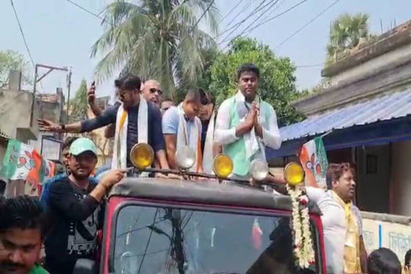 নীলপুর পীরতলা থেকে প্রার্থী রাসবিহারী হালদারকে সঙ্গে নিয়ে হুড খোলা গাড়িতে উঠে রোড শো শুরু করেন তাঁরা। তৃণমূল কংগ্রেস প্রার্থী রাসবিহারী হালদারকে জয়ী করার আবেদন জানান। 