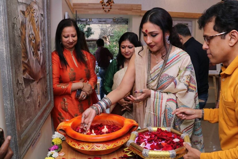 অন্যদিকে ছবির কাজ নিয়েও বেশ ব্যস্ত ঋতুপর্ণা। পুরনো বেশ কয়েকটা ছবির কাজ করার পাশাপাশি প্রসেনজিৎ চট্টোপাধ্যায়ের সঙ্গে নতুন ছবির কাজে খুব শীঘ্রই দেখা যাবে অভিনেত্রীকে।