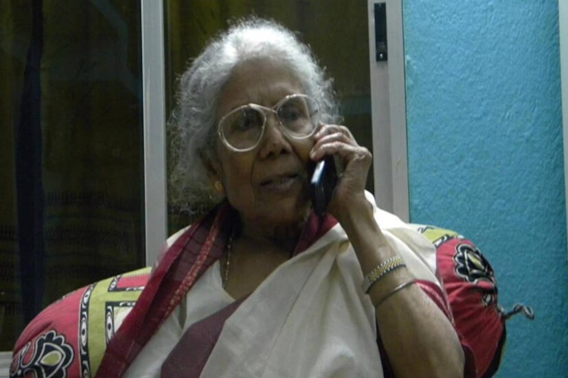 আশৈশবের এই ধ্রুপদী সঙ্গীত সাধনাই তাঁর মধ্যে বপন করে দিয়েছিল জীবনভর সঙ্গীতের একাধিক শাখায় অনায়াস বিচরণের বীজমন্ত্র৷ শাস্ত্রীয় সঙ্গীত, লঘু শাস্ত্রীয় সঙ্গীত থেকে শুরু করে রবীন্দ্রসঙ্গীত, নজরুলগীতি৷ আবার অন্যদিকে আধুনিক গানের পাশাপাশি দাপটের সঙ্গে প্লেব্যাক৷ এই দীর্ঘ যাত্রাপথের সূত্রপাত হয়েছিল ১২ বছর বয়সে, আকাশবাণীতে গান গেয়ে৷ তার বছর দুয়েকের মধ্যে প্রথম বেসিক রেকর্ড প্রকাশিত হয় এইচএমভি থেকে৷ চারের দশকের মাঝে চতুর্দশী সন্ধ্যা প্রথম হন ‘গীতশ্রী’ পরীক্ষায়৷ 