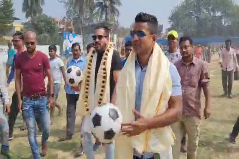 ছোট নীলপুর বাজার হয়ে বিভিন্ন এলাকা ঘুরে জাগরণী সংঘের মাঠে রোড শো শেষ হয়। এরপর সেখানেই ফুটবলের মাধ্যমে জনসংযোগ করেন এই দিকপাল খেলোয়াররা। ফুটবলে পায়ের জাদু দেখান সকলেই। 