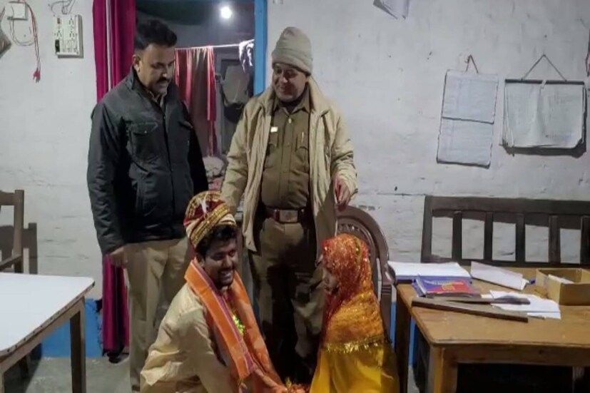 অভিযোগ, সম্প্রতি ওই যুবতী বিয়ের জন্য চাপ দিতেই বেঁকে বসেন প্রেমিক শঙ্কর সাহানী । সোনাদেবীকে বিয়ে করতে তিনি অস্বীকার করেন। শেষে অসহায় সোনাদেবী সিং কুমেদপুর ফাঁড়িতে পুলিশ আধিকারিকদের দ্বারস্থ হন। সেখানে যুবতীর দেওয়া তথ্যের ভিত্তিতে ওই যুবককে থানায় ধরে আনে পুলিশ। পুলিশি জেরায় সম্পর্কের কথা স্বীকার করে ওই যুবক। বিয়ে করার ব্যাপারেও রাজি হন তিনি৷