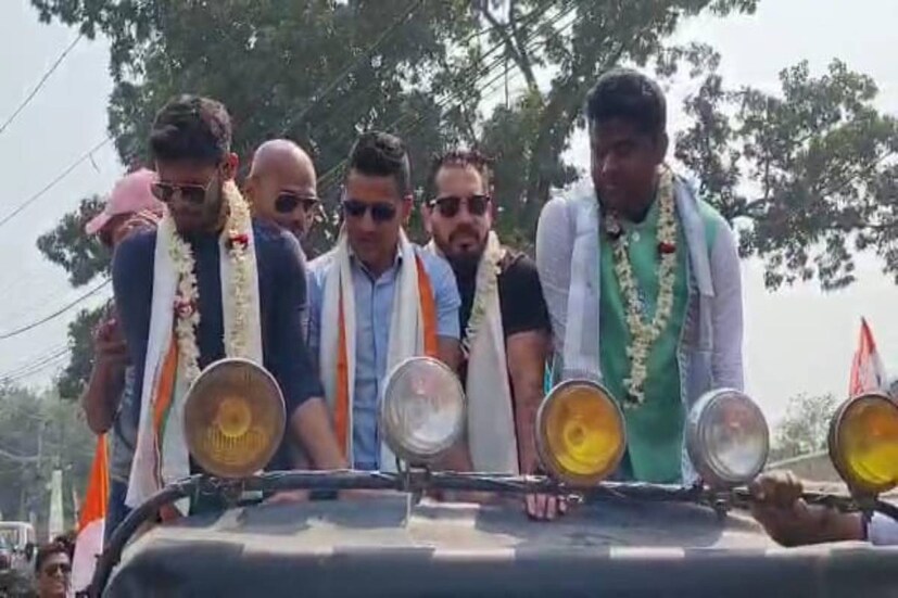 বর্ধমানের নীলপুরে এখনও ফুটবল নিয়ে ব্যাপক উন্মাদনা রয়েছে। এলাকায় কয়েকটি মাঠে নিয়মিত ফুটবলের অনুশীলন হয়। ফুটবল নিয়ে বাসিন্দাদের আবেগ থাকায় তাদের মন পেতেই প্রচারে এক ঝাঁক ফুটবলারকে হাজির করল শাসক দল তৃণমূল- এমনটাই মনে করছে ওয়াকিবহাল মহল। এদিন এই ফুটবলারদের কাছ থেকে দেখতে এলাকার বাসিন্দাদের উৎসাহ ছিল চোখে পড়ার মতো। 