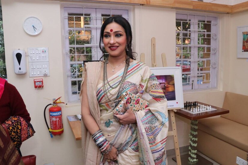 ভালবাসার কলকাতায় এখন অনেকটা বেশি সময় কাটাচ্ছেন ঋতুপর্ণা সেনগুপ্ত (Rituparna Sengupta) ।করোনার কারণে বিগত দু বছর ধরে সিঙ্গাপুরে নিজের সংসার স্বামী ছেলে-মেয়ে নিয়ে ব্যস্ত ছিলেন অভিনেত্রী। সময়ের সঙ্গে সঙ্গে এসেছে বদল। বলা যেতে পারে প্রায় করোনামুক্ত এই পৃথিবী।