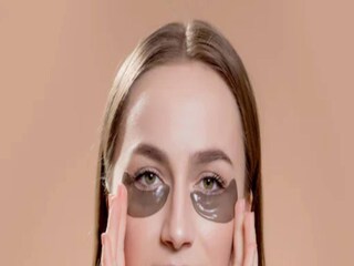 এখানে কয়েকটি আয়ুর্বেদিক টিপস রয়েছে যা আপনাকে প্রাকৃতিকভাবে উজ্জ্বল স্বাস্থ্যকর ত্বক তৈরি করতে সহায়তা করবে। আয়ুর্বেদিক স্কিনকেয়ার রুটিনের প্রথম প্রাথমিক ধাপ হল আপনার ত্বকের ধরন বোঝা এবং দোষ খুঁজে বের করা। 