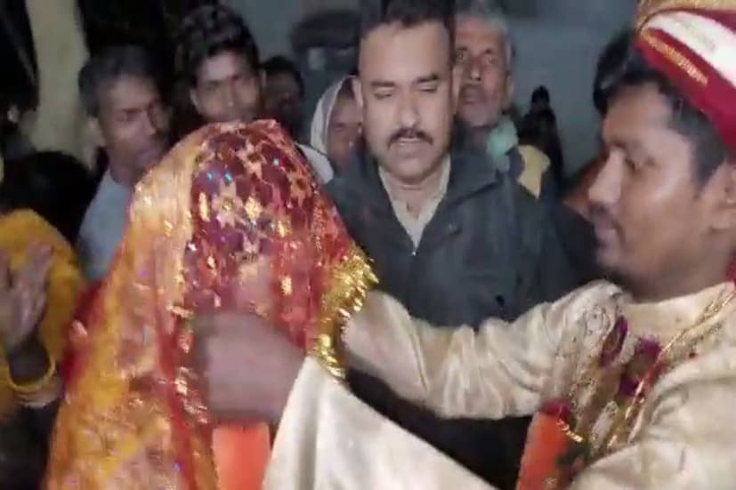 এদিন বিয়ের অনুষ্ঠানের পর বর-কনেকে আশীর্বাদ করে সুখী দাম্পত্যের আশীর্বাদও দেন পুলিশকর্মীরা। পুলিশের উদ্যোগে বিয়ের আয়োজনের বিষয়ে হরিশ্চন্দ্রপুর থানার আইসি সঞ্জয় দাস অবশ্য টেলিফোনে বলেন, ওই যুবতী থানায় এসে সমস্যার কথা জানিয়ে ছিলেন। কিন্তু, কোনও অভিযোগ জানাননি। 