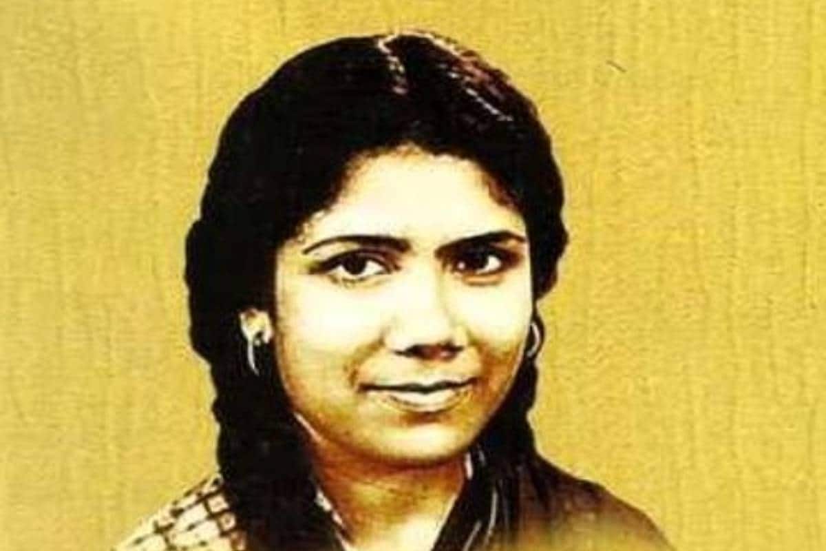 ১৯৬৬ সালে বিয়ে করেন কবি শ্যামল গুপ্তকে৷ তাঁর অনেক গানের গীতিকার ছিলেন কবি শ্যামল৷ এর পর বাংলা ছবির দর্শক তথা শ্রোতা নবরূপে পান সন্ধ্যা মুখোপাধ্যায়ের কণ্ঠকে৷ ১৯৭০সালে মুক্তি পায় ‘জয়জয়ন্তী’৷ উত্তম-অপর্ণা জুটির ছবির পাশাপাশি সুপারডুপার হিট এর গানও৷ সোনাঝরা খুশি ভরা সেই আন্দঝর্নার সিঞ্চন প্রজন্মজয়ী৷