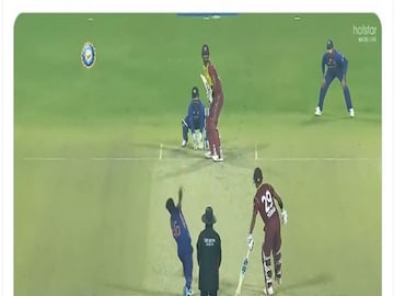 virat kohli says to rohit sharma 2 aawaz aaye hain review le in ede gardens1st t20 watch viral video- Photo Courtesy- Twitter/Video Grab 