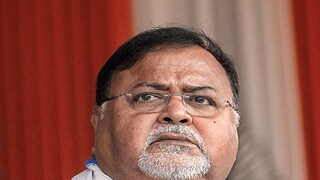 সালটা ২০০১। বিধানসভা নির্বাচনে বেহালা পশ্চিম কেন্দ্রে প্রার্থী হিসেবে মমতার প্রথম পছন্দ ছিলেন ফুটবলার প্রসূন বন্দ্যোপাধ্যায়। কিন্তু তিনি ভোটে না দাঁড়াতে চাওয়ায় মমতা বেহালা পশ্চিমে প্রার্থী করেন পার্থকে। প্রথম বার ভোটে দাঁড়িয়েই জয়ী হন। ছবি : সংগৃহিত