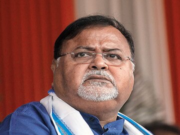সালটা ২০০১। বিধানসভা নির্বাচনে বেহালা পশ্চিম কেন্দ্রে প্রার্থী হিসেবে মমতার প্রথম পছন্দ ছিলেন ফুটবলার প্রসূন বন্দ্যোপাধ্যায়। কিন্তু তিনি ভোটে না দাঁড়াতে চাওয়ায় মমতা বেহালা পশ্চিমে প্রার্থী করেন পার্থকে। প্রথম বার ভোটে দাঁড়িয়েই জয়ী হন। ছবি : সংগৃহিত