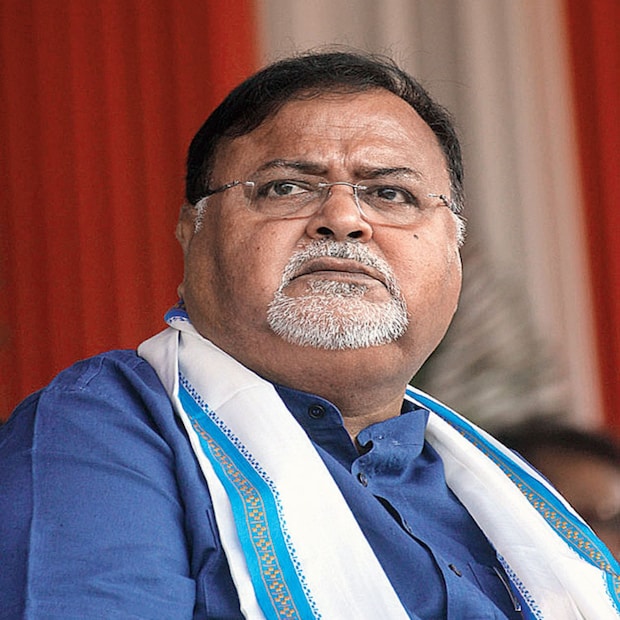 সালটা ২০০১। বিধানসভা নির্বাচনে বেহালা পশ্চিম কেন্দ্রে প্রার্থী হিসেবে মমতার প্রথম পছন্দ ছিলেন ফুটবলার প্রসূন বন্দ্যোপাধ্যায়। কিন্তু তিনি ভোটে না দাঁড়াতে চাওয়ায় মমতা বেহালা পশ্চিমে প্রার্থী করেন পার্থকে। প্রথম বার ভোটে দাঁড়িয়েই জয়ী হন। ছবি : সংগৃহিত