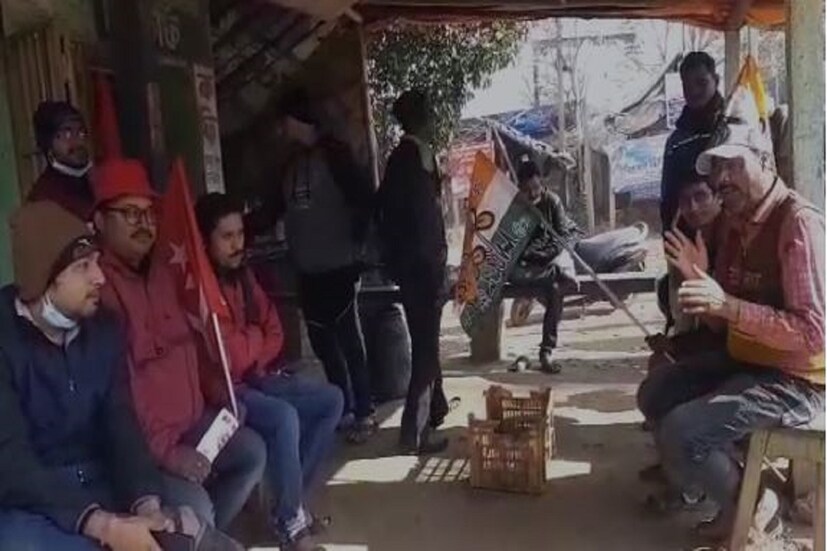 আজ সাত সকালে বাঁকুড়া শহরের ২৪ নং ওয়ার্ডের পাঁচবাগা মোড়ে চায়ের দোকাকে একসাথে চায়ের আড্ডায় তিন প্রর্থী।