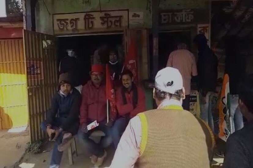 চায়ের দোকানে বসে চায়ে চুমুক দিতে দিতে ভোট প্রচার কেমন চলছে তা নিয়ে দীর্ঘ ক্ষন আলোচনা।একে আপর চা খাইয়ে তার পর নিজ নিজ বেড়িয়ে পড়ে ভোট প্রচারে।
