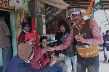 Bankura: নির্বাচনের কচাকচি ভুলে, চায়ের কাপে একসঙ্গে আড্ডায় বাম-তৃণমূল-বিজেপি