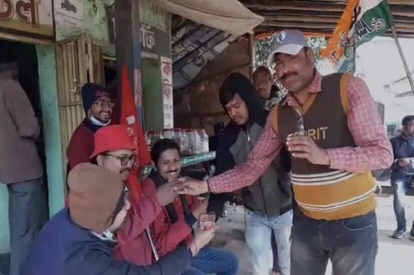 রবিবাসরীয় প্রচারের আগে সাত সকালে চায়ের আড্ডায় সিপিএম,বিজেপি ও তৃণমূলের তিন প্রার্থী।