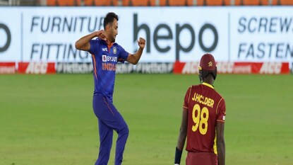 ক্যারিবিয়ানদের বিরুদ্ধে নয় উইকেট নিয়ে সিরিজ সেরা প্রসিদ্ধ কৃষ্ণ ক্যারিবিয়ানদের বিরুদ্ধে নয় উইকেট নিয়ে সিরিজ সেরা প্রসিদ্ধ কৃষ্ণ