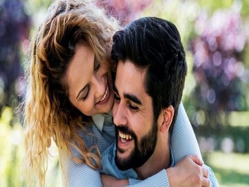 যার সঙ্গে আপনার সম্পর্ক তৈরি হয়েছে, তার আগে কোনও সম্পর্ক ছিল না এমনটা নয়। এটি আপনার ভাগ্যের বিষয় হতে পারে যে একটি মেয়ে প্রথমবারের মতো আপনার প্রেমে পড়েছে, তবে বেশিরভাগ মেয়েরই আগে থেকেই প্রেম হয়ে গেছে এটাই স্বাভাবিক। এমন পরিস্থিতিতে, আপনার প্রাক্তন সঙ্গী সম্পর্কে সেইসব কখনও প্রশ্ন করা বা আলোচনা করা উচিত নয়। যদিও আপনি জানেন, হয়তো এমন সম্পর্ক আছে বা ছিল তাঁর। তবু সেটি সম্পর্কে জিজ্ঞাসা করার সাহস করবেন না। মেয়েরা কখনও এমন প্রশ্ন সহ্য করতে পারে না। এই ধরনের প্রশ্ন আপনার সম্পর্ককে তাৎক্ষণিক বিপদে ফেলবে।