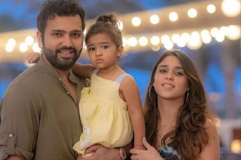 রোহিত শর্মা লখনউতে রয়েছে টি টোয়েন্টি সিরিজের জন্য৷ রোহিত শর্মা লখনউ থেকে ট্রেনিং সেশনের ছবি পোস্টও করেছিলেন৷ ফেব্রুয়ারির ২৪ তারিখে মঙ্গলবারের এই ছবি এখন ভাইরাল৷ রোহিত শর্মার সোশ্যাল মিডিয়ায় এই ছবিতে কমেন্ট করে তাঁর স্ত্রী রিতিকা সজদে৷  Photo Courtesy- Instagram