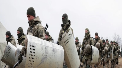 মাত্র কয়েক সপ্তাহ আগেই মস্কোয় গিয়ে রাশিয়ান প্রেসিডেন্ট পুতিনের সঙ্গে আলোচনা করে উত্তেজনা প্রশমনের চেষ্টা করেছিলেন ফরাসি প্রেসিডেন্ট এম্যানুয়েল ম্যাকরন৷
মাত্র কয়েক সপ্তাহ আগেই মস্কোয় গিয়ে রাশিয়ান প্রেসিডেন্ট পুতিনের সঙ্গে আলোচনা করে উত্তেজনা প্রশমনের চেষ্টা করেছিলেন ফরাসি প্রেসিডেন্ট এম্যানুয়েল ম্যাকরন৷