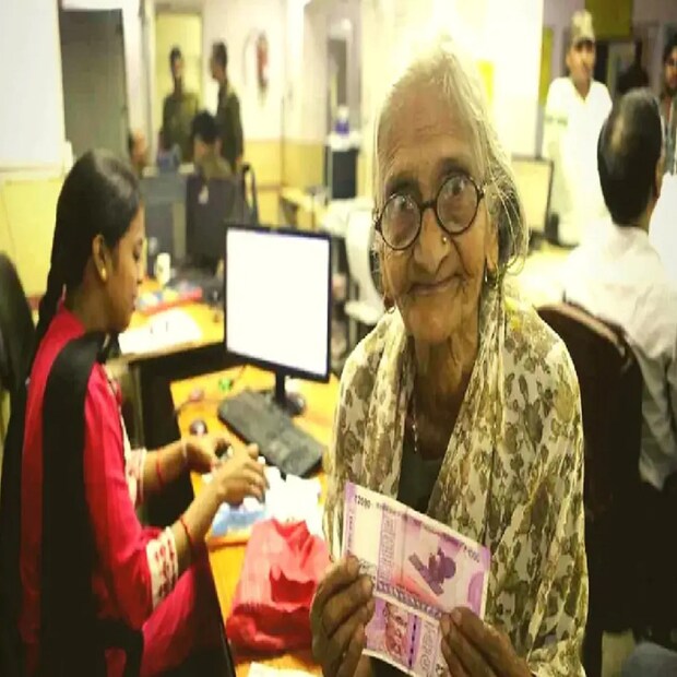 SBI ‘Wecare Deposit’ এ প্রবীণ নাগরিকরা ৫ বছর বা তার বেশি সময়ের জন্য জমা টাকায় ৩০ বেসিস পয়েন্টের অতিরিক্ত প্রিমিয়াম ইন্টারেস্ট পেয়ে থাকেন ৷ ৫ বছরের কম ডিপোজিটে আম জনতার তুলনায় ০.৫০ শতাংশ বেশি সুদ পাওয়া যায় ৷ ৫ বছরের বেশি ডিপোজিটের ক্ষেত্রে আম জনতার থেকে ০.৮০ শতাংশ (০.৫০ +০.৩০)বেশি সুদ পাওয়া যায় ৷ 
