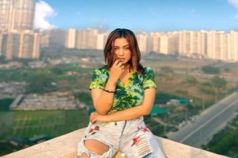 আশিকা (Aashika Bhatia) সোশ্যাল মিডিয়ায় অত্যন্ত জনপ্রিয়া তাঁর ঘনকালো চুল ও স্টাইল স্টেটমেন্টই আলাদা মাত্রা যোগ করেছে ৷ ছবি সৌজন্যে ইনস্টাগ্রাম ৷