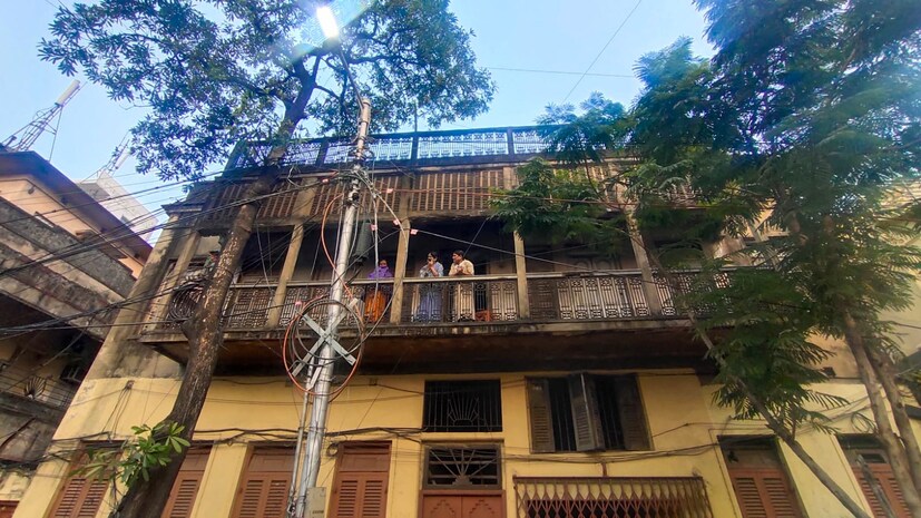 কলকাতার পুরনো বাড়ির বারান্দায় একবার শেষ দেখার জন্য বৃদ্ধ বৃদ্ধাদের ভিড়ও ছিল চোখে পড়ার মতো।