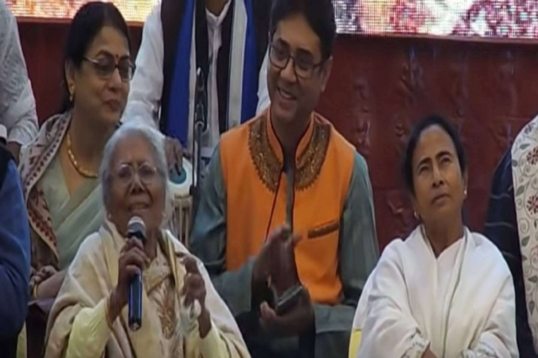 মমতার পাশে বসে গান গাইছেন সন্ধ্যা ! ২০১৭ সালের ভাইরাল ভিডিওতে শুধুই অশ্রু-জল!
