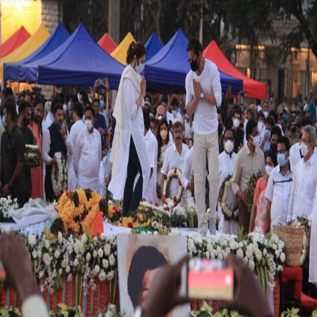 এদিন লতা মঙ্গেশকরের প্রয়াণে তাঁর প্রতি শেষ শ্রদ্ধা জানাতে প্রকাশ্যে দেখা গেল শাহরুখ খানকে (Shah Rukh Khan at Lata Mangeshkar Funeral)। মুম্বইয়ের শিবাজি পার্কে হয় তাঁর শেষকৃত্য। সেখানেই দোয়া চাইলেন শাহরুখ খান। শাহরুখের ছবি নিমেষে ভাইরাল হয়ে যায়। 