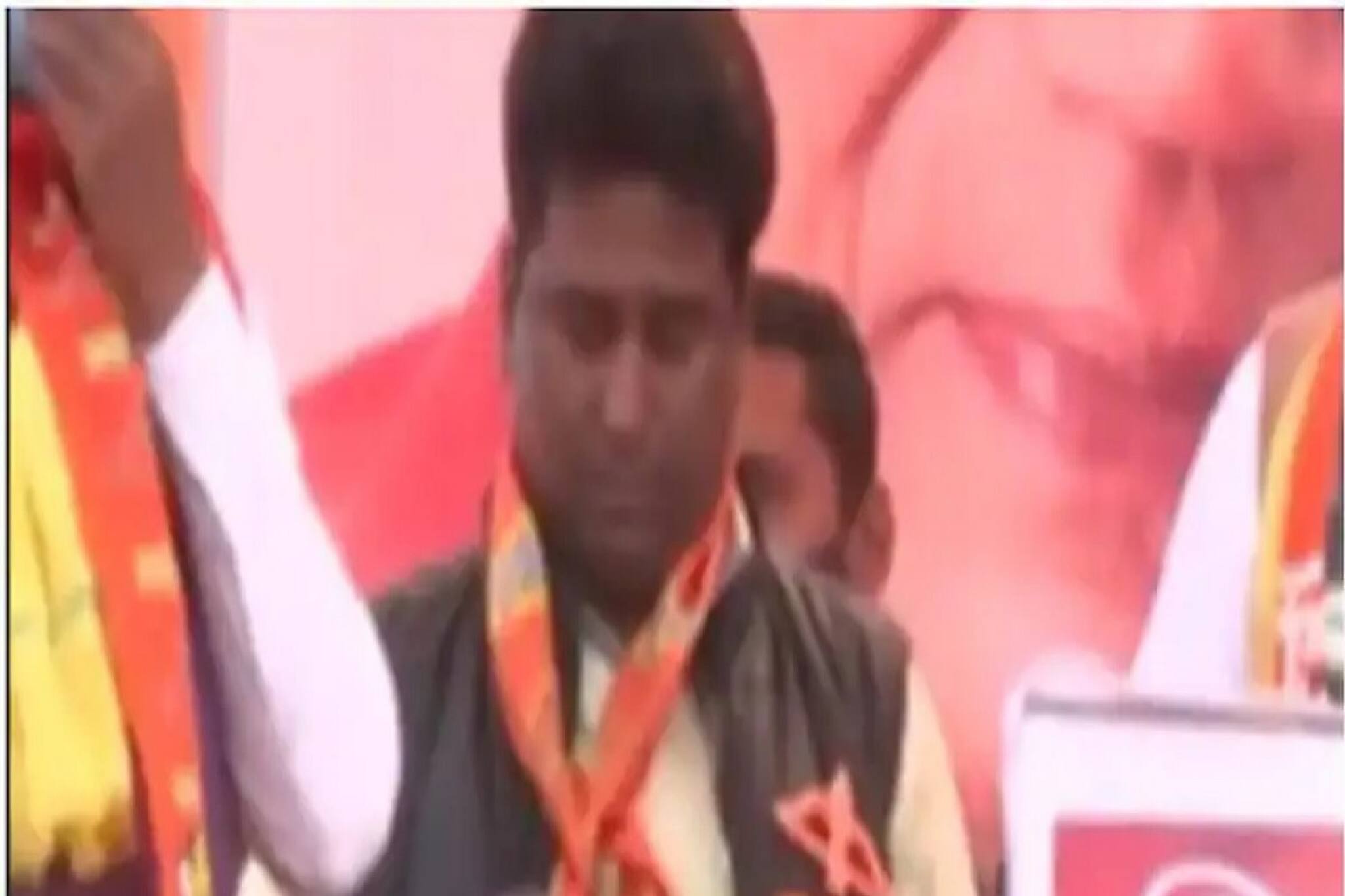 মাস্ক আবার কী! কী ভাবে পরে! শিবসেনা কর্মীর 'মাস্ক যুদ্ধে' তোলপাড় নেটদুনিয়া!