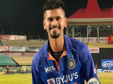 শ্রীলংকার বিরুদ্ধে জোড়া পুরস্কার নিয়ে শ্রেয়স আইয়ার