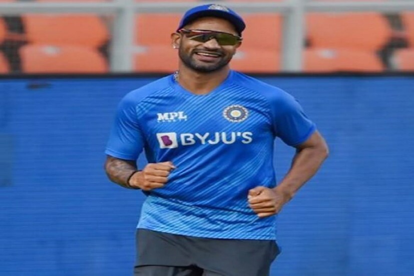 #: শিখর ধাওয়ানকে (Sikhar Dhawan)  দিয়ে  এবারের আইপিএল ২০২২ (IPL 2022) আগে মেগা নিলামের আসরে  (IPL 2022  Mega Auction ) জমে উঠল প্রথম লড়াই৷ প্রথমে শিখর ধাওয়ানকে নিয়ে লড়াই শুরু করেন রয়্যাল চ্যালেঞ্জার্স ব্যাঙ্গালোর এবং দিল্লি ক্যাপিটাল্স৷ পরে লড়াইতে ঢুকে ৮ কোটি ২৫ লক্ষ টাকায় শিখর ধাওয়ানকে তুলে নেয় পঞ্জাব কিংস৷ পঞ্জাবের ময়ঙ্ক আগরওয়ালের সঙ্গে তিনি ওপেন করবেন ম্যাচ৷ পাশাপাশি পঞ্জাবের অধিনায়কত্বের ব্যাটনও পেতে পারেন অভিজ্ঞ শিখর ধাওয়ানই৷