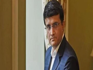 সৌরভের ট্যুইটে জল্পনা৷ 