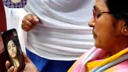 নিশার সঙ্গে কথা বলছেন তাঁর মা। নিজস্ব চিত্র নিশার সঙ্গে কথা বলছেন তাঁর মা। নিজস্ব চিত্র