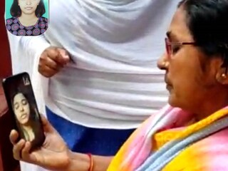 নিশার সঙ্গে কথা বলছেন তাঁর মা। নিজস্ব চিত্র