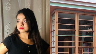 স্বাগতা সাধুখাঁ (বাঁদিকে), থমথমে গোবরডাঙার বাড়ি (ডানদিকে) স্বাগতা সাধুখাঁ (বাঁদিকে), থমথমে গোবরডাঙার বাড়ি (ডানদিকে)