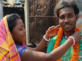 স্ত্রীয়ের সঙ্গে তারকনাথ ধীবর। নিজস্ব চিত্র