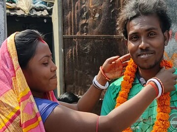 স্ত্রীয়ের সঙ্গে তারকনাথ ধীবর। নিজস্ব চিত্র