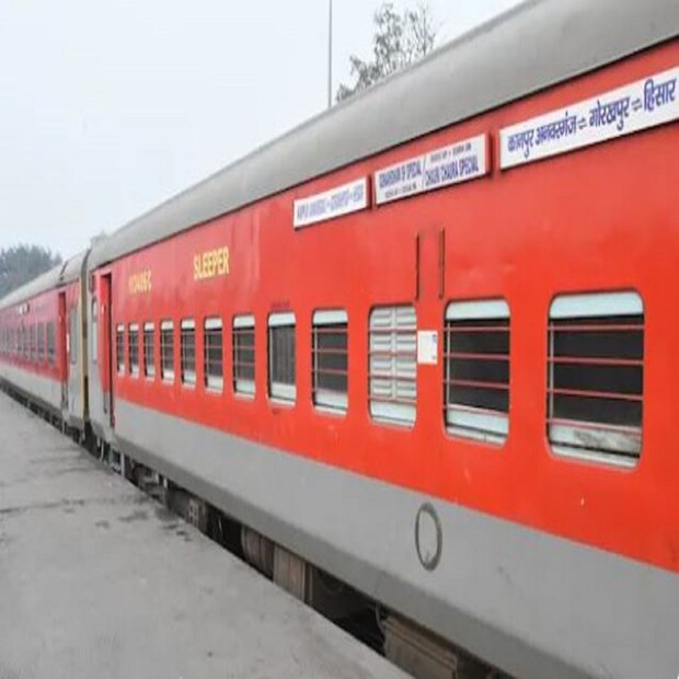 তবে সাধারণ বার্থের সঙ্গে একটি বিশেষ বার্থ জুড়ে দেওয়ায় এবার থেকে শিশুদের শুতে আর কোনও সমস্যা হবে না। এমনকি বাচ্চারা যাতে পড়ে না যায় তার জন্য বার্থের সঙ্গে একটি স্টপারও জুড়ে দেওয়া হয়েছে। সবমিলিয়ে এবার থেকে মা ও সন্তান উভয়ের জন্যই ট্রেন যাত্রা অত্যন্ত সুবিধাজনক হবে।