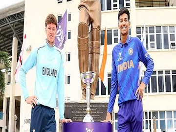 টস জিতে ফাইনালে ব্যাট করার সিদ্ধান্ত ইংল্যান্ডের