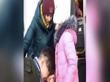 মেয়েকে বিদায় জানাতে গিয়ে কান্নায় ভেঙে পড়েছেন বাবা৷ Photo- New News EU