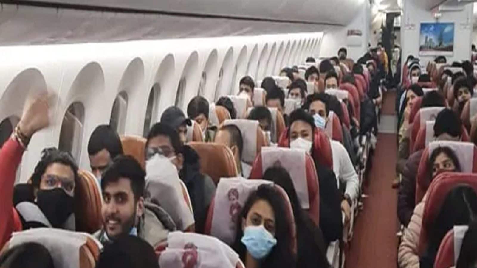 ইউক্রেন থেকে দেশে ফিরল এয়ার ইন্ডিয়ার বিমান, যাত্রীদের উল্লাসের ভিডিও ভাইরাল!