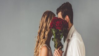 এই ভালবাসার সপ্তাহে নতুন কিছু করা যায় কি?যদি উত্তর হ্য়াঁ হয়, তাহলে আপনার সঙ্গীকে আপনি কতটা ভালোবাসেন প্রতিটি ভাষায় তা বলা আবশ্যক।  চটপট দেখে নিন কীভাবে প্রকাশ করবেন আপনার ভালবাসা...