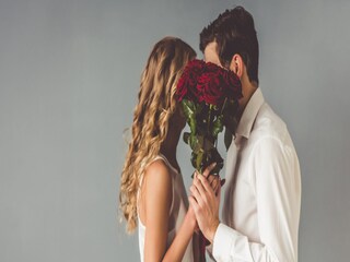 এই ভালবাসার সপ্তাহে নতুন কিছু করা যায় কি?যদি উত্তর হ্য়াঁ হয়, তাহলে আপনার সঙ্গীকে আপনি কতটা ভালোবাসেন প্রতিটি ভাষায় তা বলা আবশ্যক।  চটপট দেখে নিন কীভাবে প্রকাশ করবেন আপনার ভালবাসা...