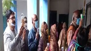 আসানসোলের একটি বুথে ভোট দিতে সকাল থেকেই ভিড়৷ আসানসোলের একটি বুথে ভোট দিতে সকাল থেকেই ভিড়৷
