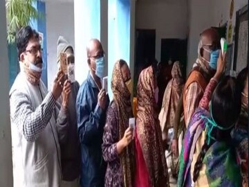 আসানসোলের একটি বুথে ভোট দিতে সকাল থেকেই ভিড়৷ 