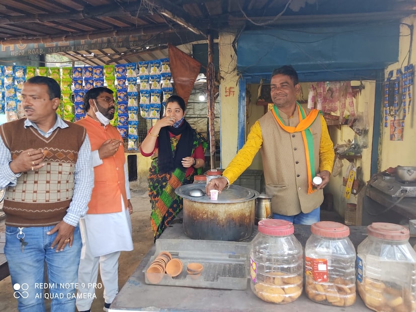 এক বিজেপি নেতার কথায়, একজন চা বিক্রেতা যদি প্রধানমন্ত্রী হতে পারেন, তাহলে কাউন্সিলর নয় কেন! তাই একদম সাধারণ দলীয় কর্মীরাই এবার পুরভোটের লড়াইয়ে বিজেপির তুরুপের তাস। এবার এই টিকিট তাঁদের কাছে কার্যত অপ্রত্যাশিত ছিল। তবে টিকিট পেয়ে এলাকার উন্নয়নের আশ্বাস শোনা যাচ্ছে তাঁদের মুখে।
