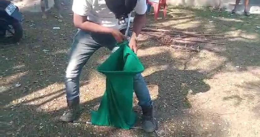 বিদ্যালয়ের মিডডে মিলের বাসনপত্র রাখার ঘর থেকে জিনিসপত্র বের করতে গিয়ে স্কুলের রান্নার মাসিরা গোখরো সাপটিকে দেখতে পান। এরপরেই বিদ্যালয়ের প্রধান শিক্ষক আমাদের ফোন করেন। আমার টিমের সদস্যরা বিদ্যালয় থেকে সাপটিকে উদ্ধার করে নিরাপদ স্থানে ছেড়ে দিয়েছি।'