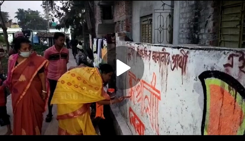 বৌদি ও ননদের লড়াই জমে উঠেছে কাঁথি পৌরসভার পৌর নির্বাচন। কাঁথি পৌরসভার একটি ওয়ার্ডে রাজ্যের দুই প্রধান পরস্পরবিরোধী রাজনৈতিক দল তৃণমূল ও বিজেপির হয়ে ভোট লড়ছে একই পরিবারের বৌদি ও ননদ। আসন্ন পৌর নির্বাচনে কাঁথি পৌরসভার কুড়ি নম্বর ওয়ার্ড থেকে একই পরিবারের প্রার্থী হয়েছে বৌমা ও মেয়ে। 