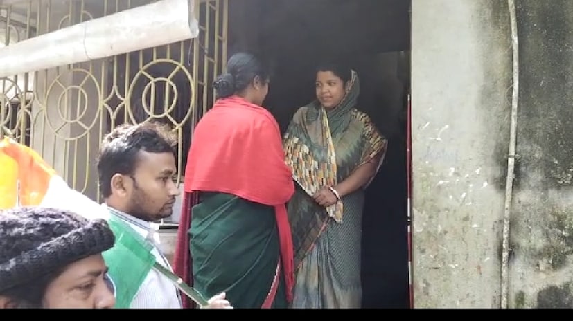  পাল পরিবারের বৌমা শ্রাবণী পাল তৃণমূল কংগ্রেসের টিকিটে প্রার্থী হয়েছেন। অপরদিকে প্রধান প্রতিপক্ষ তাঁরই ননদ অপর্ণা পাল বেরা বিজেপির থেকে টিকিট পেয়ে কুড়ি নম্বর ওয়ার্ডের প্রার্থী হয়েছেন। একই পরিবারের বৌমা ও ননদের মুখোমুখি রাজনৈতিক লড়াই তারিয়ে তারিয়ে উপভোগ করছে কুড়ি নম্বর ওয়ার্ডের বাসিন্দারা। 