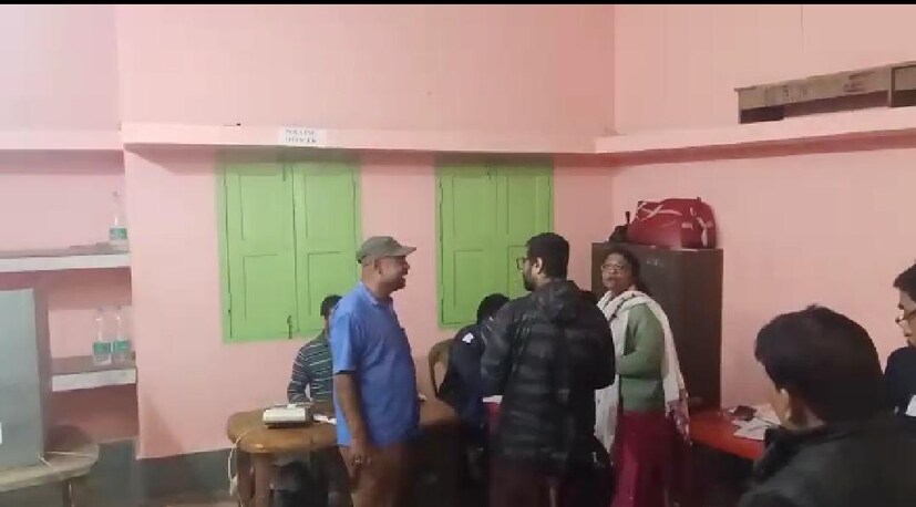 এরপরে সাংবাদিক ও উপস্থিত সাধারণ মানুষের সঙ্গে সামান্য সৌজন্য বিনিময়ের পরে ভোটগ্রহণ কেন্দ্র ছাড়েন শিল্পী। তাঁকে ঘিরে জনতার ভিড় ও অতি উৎসাহে যাতে ভোটদান প্রক্রিয়ায় কোনওরকম ব্যাঘাত না ঘটে সেদিকেও সতর্ক ছিলেন অরিজিৎ সিং।